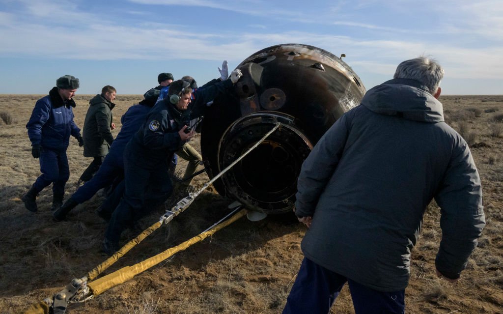 Astronauta dos EUA e dois cosmonautas russos pousam juntos na Terra