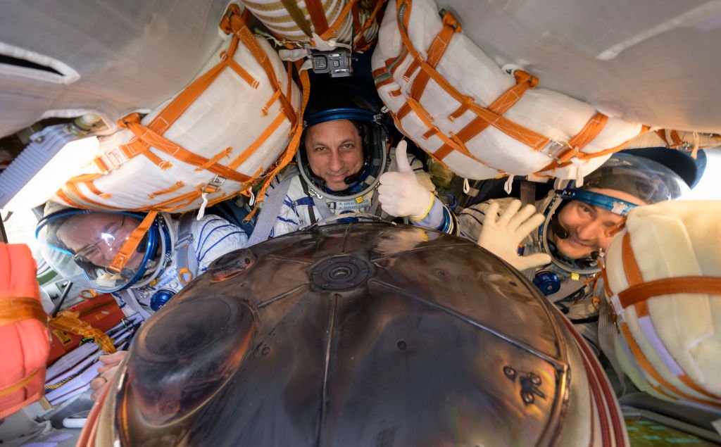 Mark Vande Hei da NASA e os cosmonautas Anton Shkaplerov e Pyotr Dubrov dentro de sua espaçonave Soyuz MS-19 depois de pousarem no Cazaquistão