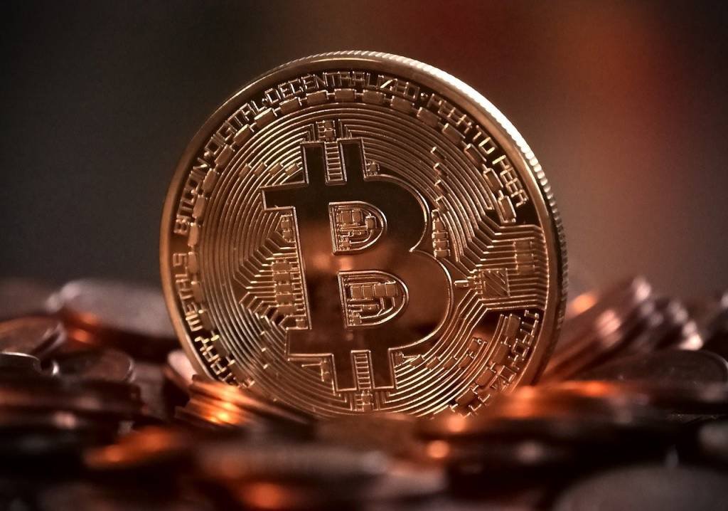 O bitcoin é cotado a US$ 30 mil (Shutterstock/Reprodução)