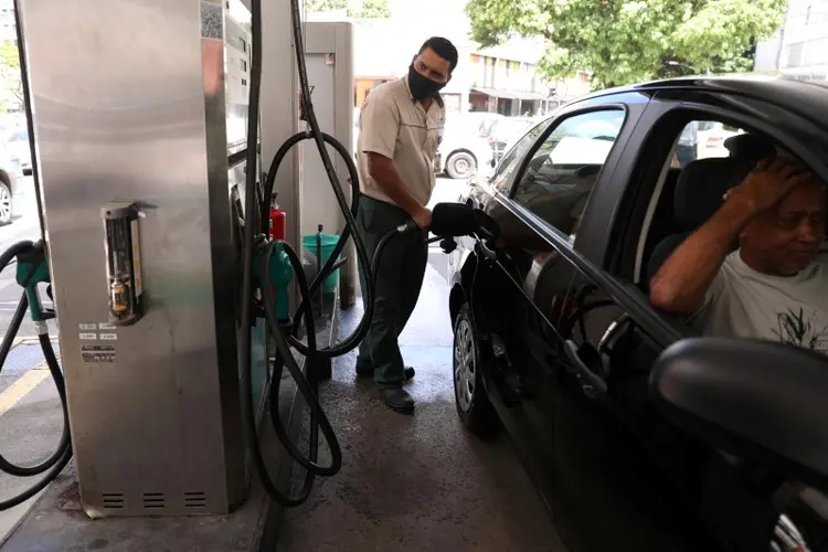 Frentista abastece carro em posto de gasolina do Rio de Janeiro
17/03/2021
 (Pilar Olivares/Reuters)