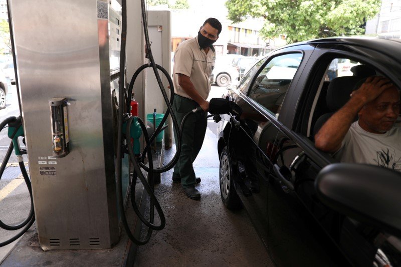 Após estados reduzirem ICMS, quando o preço da gasolina vai cair na bomba?