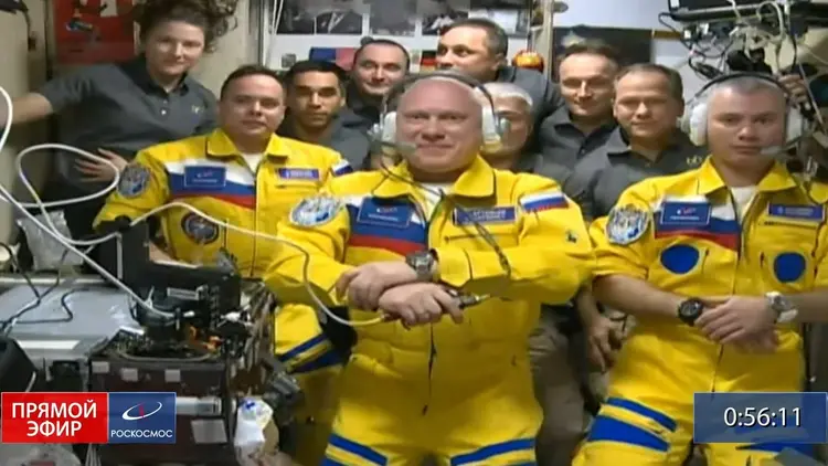 Oleg Artemyev, Denis Matveev e Sergey Korsakov tiveram sua chegada transmitida pelo canal oficial da agência espacial russa (@StationCDRKelly no Twitter/Reprodução)