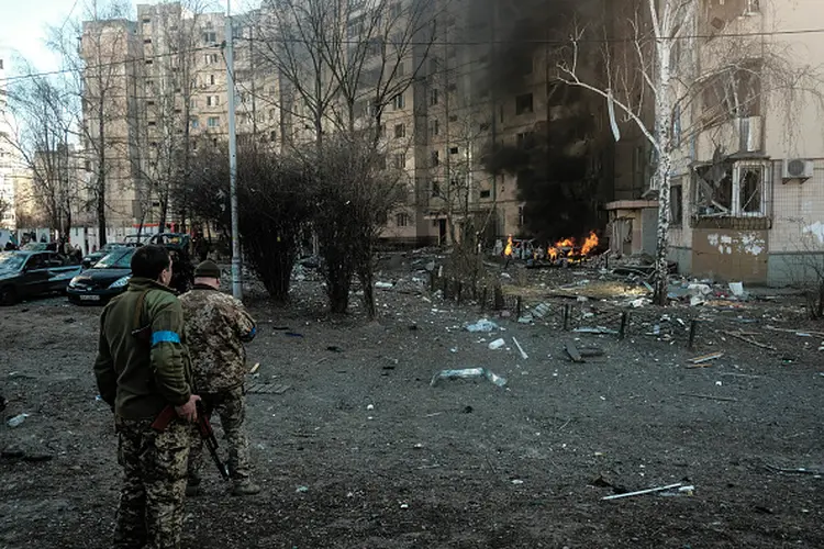 Soldados examinam prédio atingido por míssel em Kiev (Matthew Hatcher/SOPA Images/LightRocket via Getty Images/Getty Images)