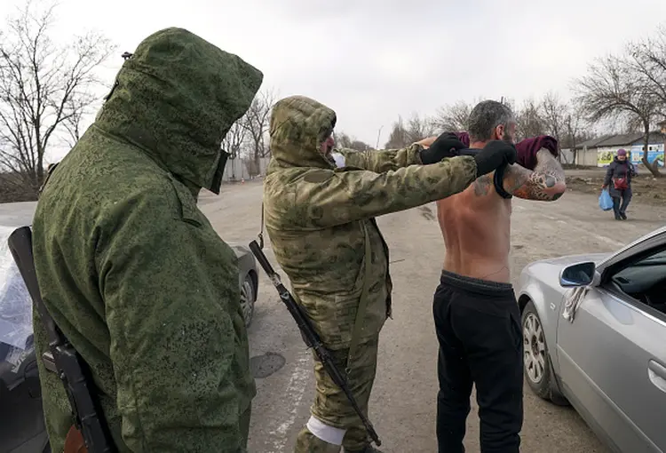 Separatistas pró-Rússia fazem vistoria em posto militar em Mariupol, cidade sitiada na Ucrânia (Stringer/Anadolu Agency/Getty Images)