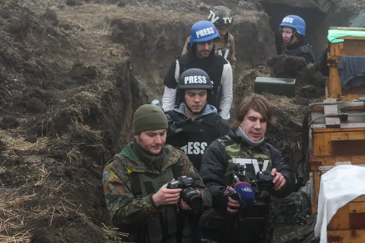 Jornalistas estrangeiros em trincheira de batalha na região de Donbass, no leste da Ucrânia (NurPhoto/Getty Images)