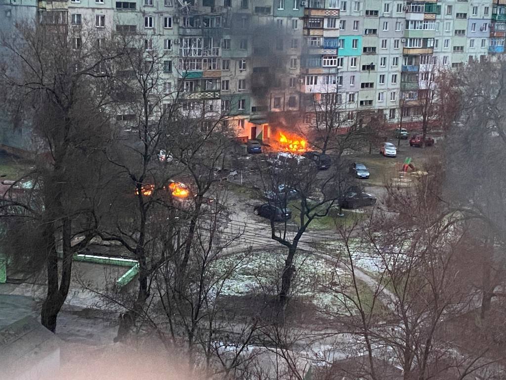 Exército russo bombardeia escola que servia de abrigo em Mariupol