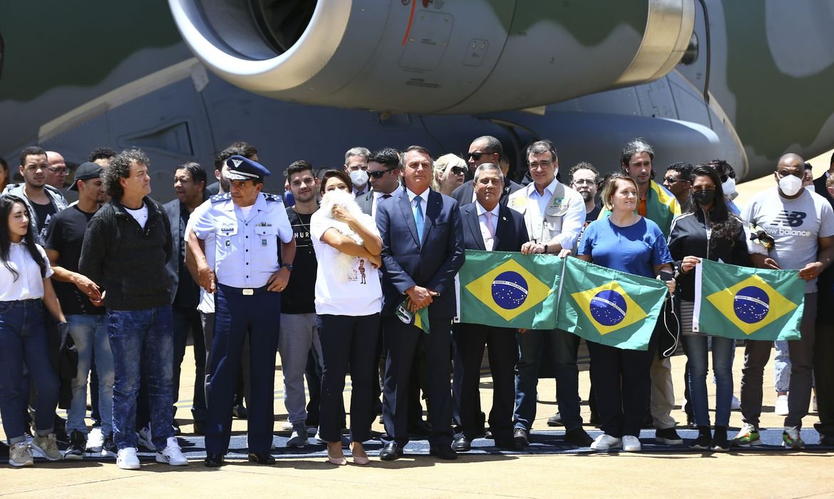 Guerra na Ucrânia: grupo vindo da Polônia chega a Brasília em avião da FAB