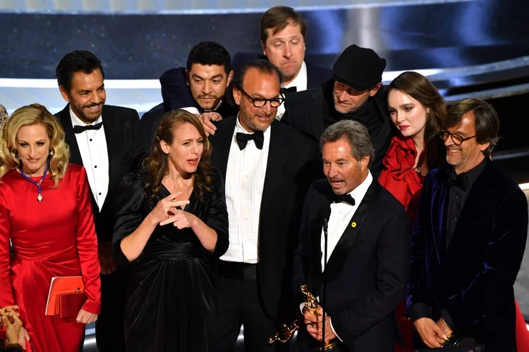 Elenco de "No ritmo do coração' recebe prêmio de melhor filme no Oscar 2022 (Robyn Beck/AFP)