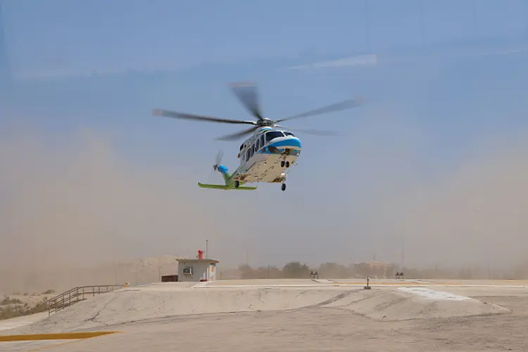 Helicóptero em instalações da Saudi Aramco na Arábia Saudita: produção de petróleo será reduzida após ataque (Maya Siddiqui/Bloomberg via Getty Images/Getty Images)