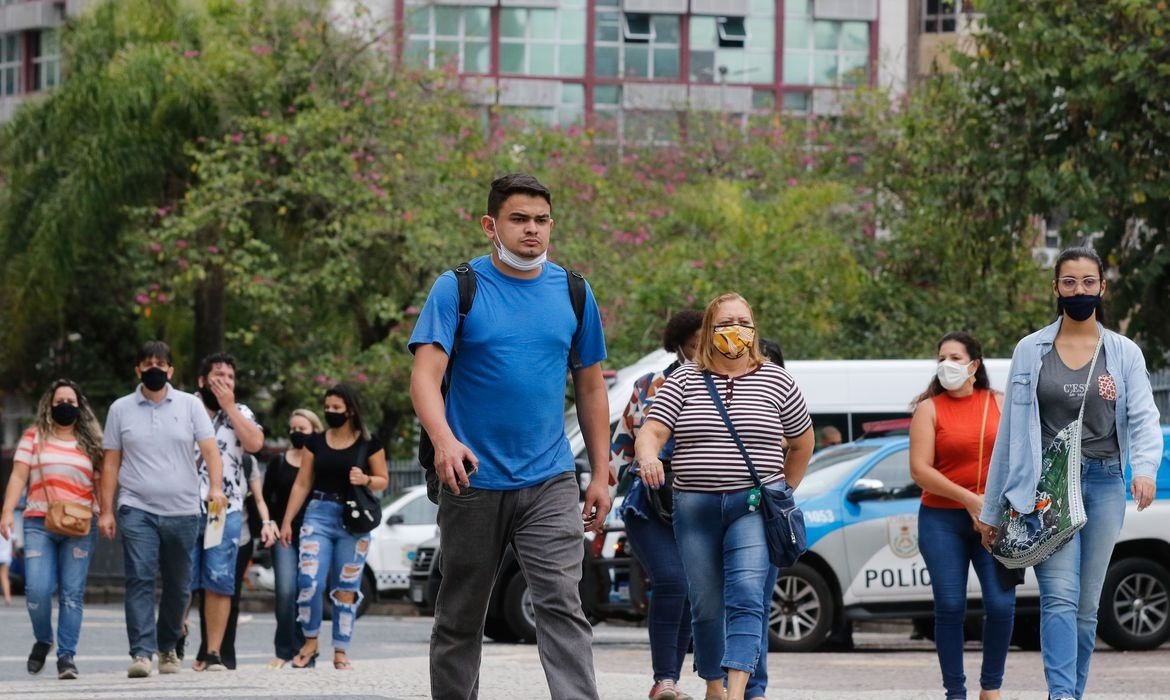 Mesmo sem obrigatoriedade, há quem se mantenha fiel às máscaras