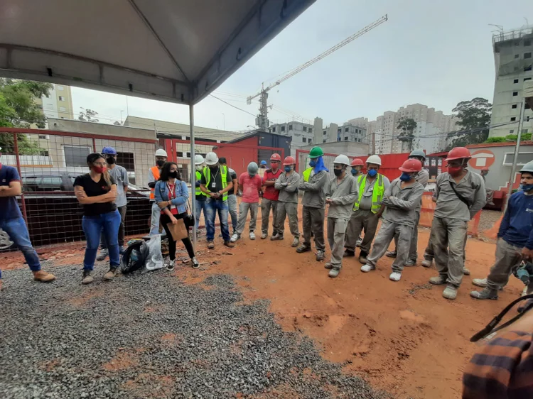 Grupo de refugiados é recebido em obra da Construtora Tenda  (Tenda/Divulgação)