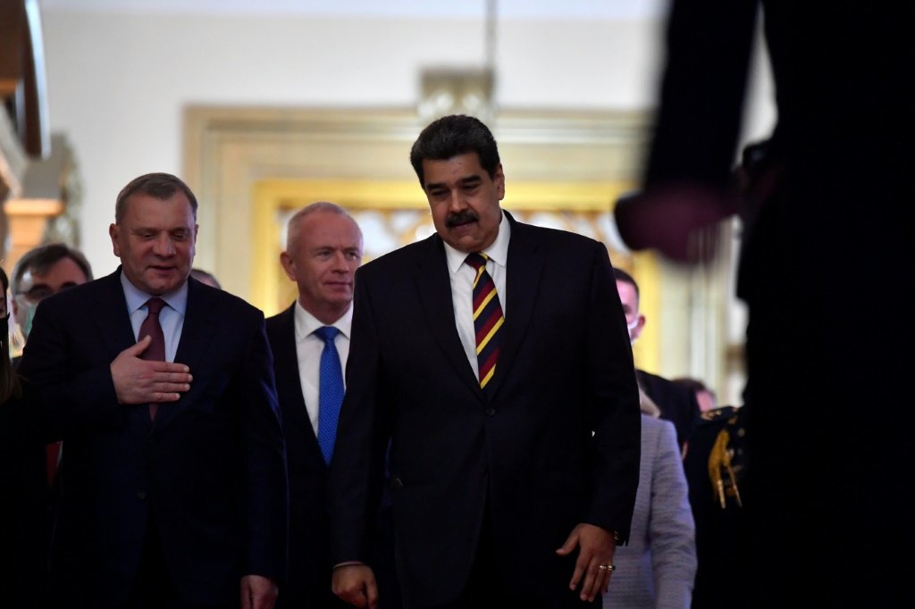 Presidente venezuelano Nicolás Maduro e o vice-primeiro-ministro russo Yuri Borisov após uma reunião no palácio presidencial Miraflores, em Caracas (AFP/AFP)