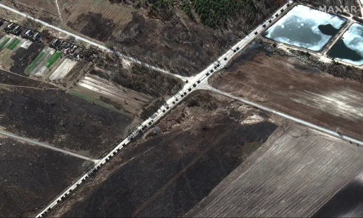 Imagem de satélite de Maxar mostra um comboio militar ao longo de uma estrada perto de Ivankiv, ao norte de Kiev (AFP/AFP)