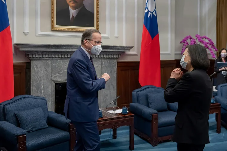 O chefe do Estado-Maior Conjunto americano, Michael Mullen, saúda a presidente de Taiwan, Tsai Ing-wen, em 2 de março de 2022, em Taipei

 (AFP/AFP)