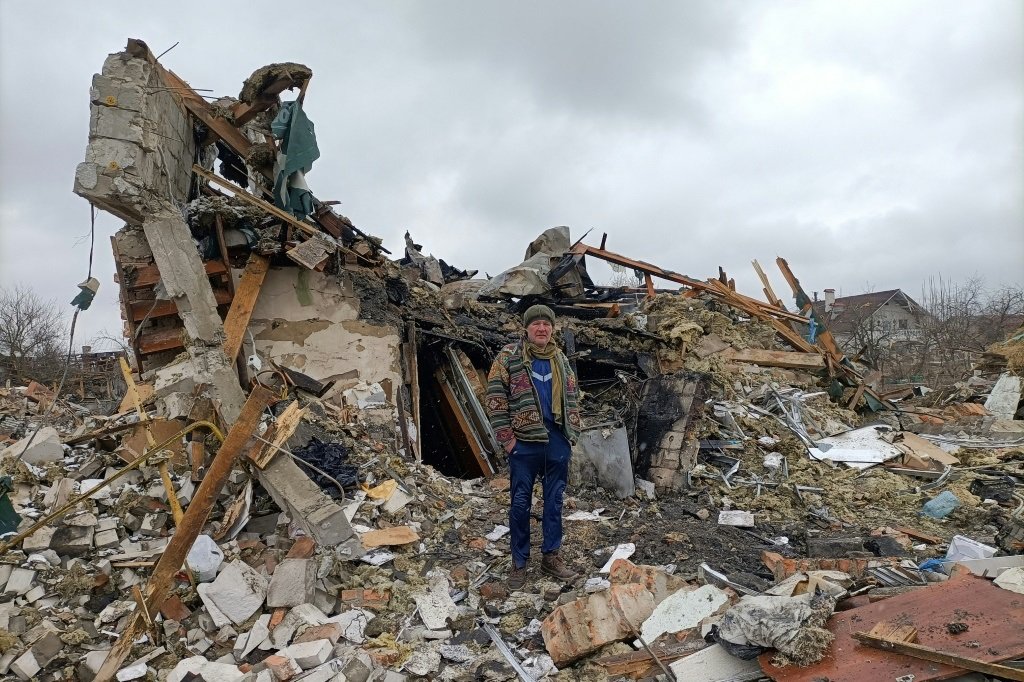 Ucraniano diante de escombors após bombardeio na cidade de Zhytomyr (AFP/AFP)