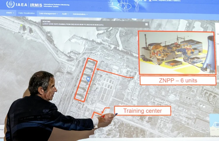 Rafael Grossi, diretor-geral da AIEA, aponta para um mapa da usina ucraniana Zaporizhzhia enquanto informa a imprensa sobre a situação das usinas ucranianas durante coletiva de imprensa na sede da organização em Viena, Áustria, em 4 de março de 2022

 (AFP/AFP)