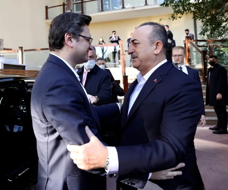 O ministro turco das Relações Exteriores, Mevlut Cavusoglu (D), recebe o chanceler ucraniano Dmytro Kubela em Antalya

 (AFP/AFP)