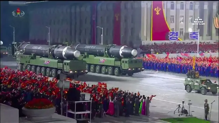 O exército da Coreia do Norte exibe o que parecem ser novos mísseis balísticos intercontinentais, em 10 de outubro de 2020, durante um desfile militar em Pyongyang. (Cat BARTON/AFP)