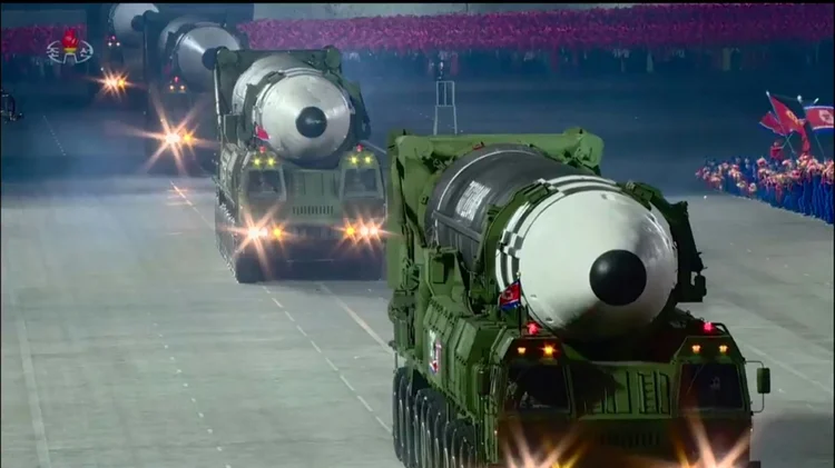 O exército norte-coreano exibe o que parecem ser novos mísseis balísticos intercontinentais, em 10 de outubro de 2020, em Pyongyang. (Cat BARTON/AFP)