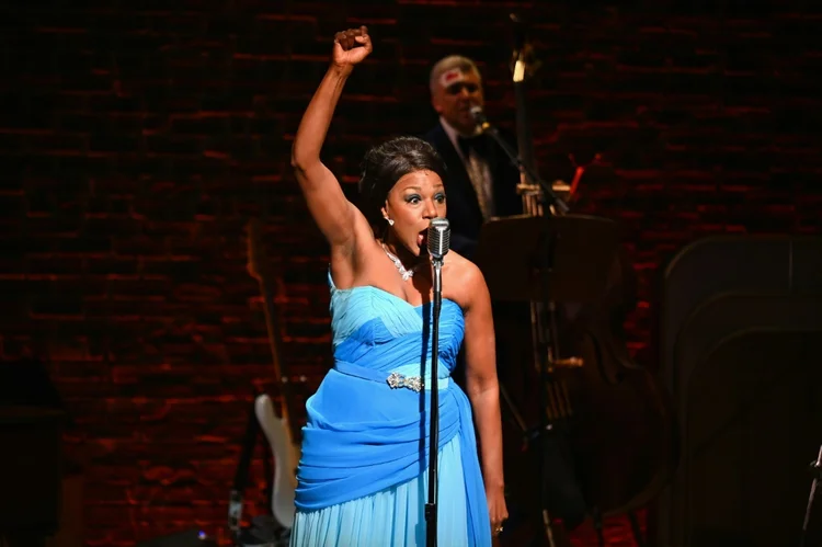 A cantora, atriz e escritora Laiona Michelle interpreta a diva americana e símbolo da luta pelos direitos dos negros Nina Simone no musical "Little Girl Blue" no teatro New World Stages em Nova York. (AFP/AFP)