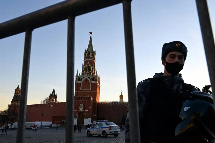 Guardas militares russos na Praça Vermelha em frente ao Kremlin, no centro de Moscou, em 2 de março de 2022. O Kremlin afirmou que as negociações entre o governo russo e o governo ucraniano sobre o fim do conflito serão retomadas na segunda-feira (14). (AFP/AFP)