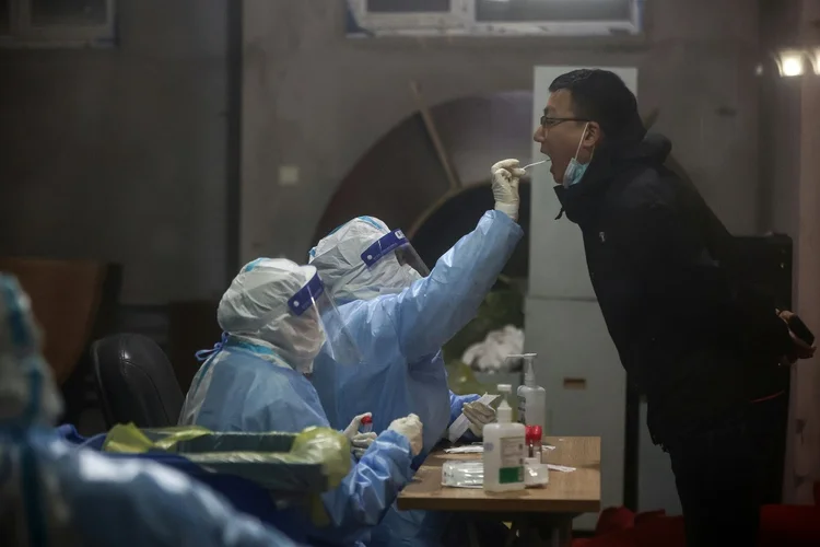 Morador da cidade chinesa de Changchun passa por teste de covid-19 (AFP/AFP)