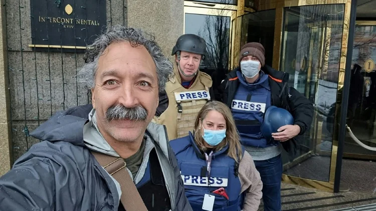 Esta imagem sem data, cortesia da Fox News, mostra o cinegrafista Pierre Zakrzewski (E), que foi morto na Ucrânia nos arredores de Kiev (AFP/AFP)