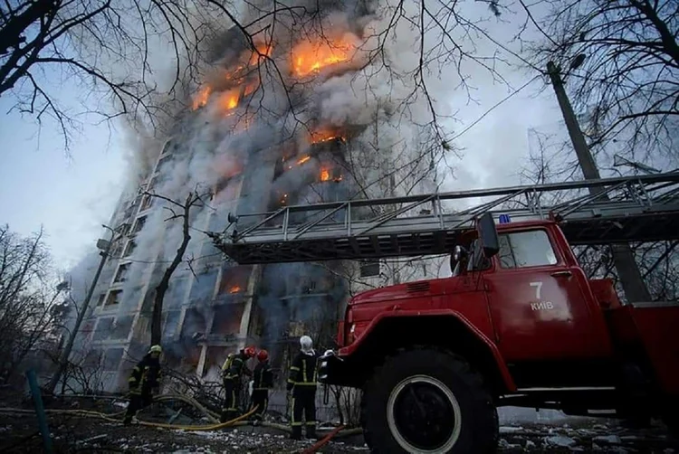 Bombeiros lutam contra incêndio em edifício do distrito de Sviatoshyn, oeste de Kiev: novos ataques nesta terça-feira, 15 (afp/AFP)