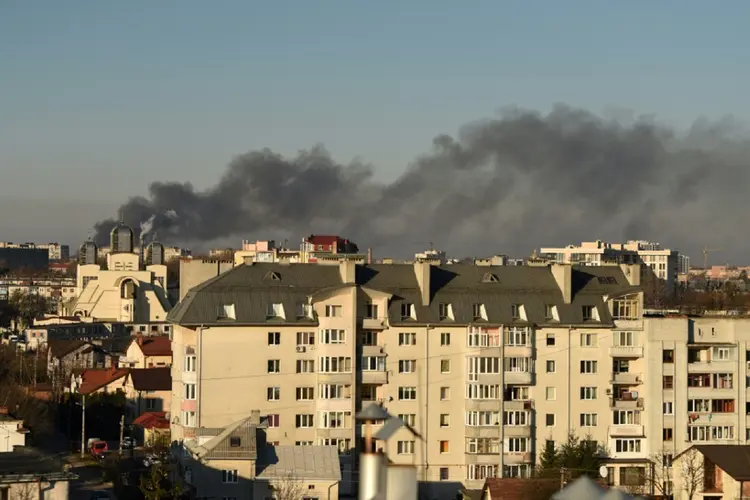Fumaça provocada por explosão em 18 de marçode 2022 na cidade ucraniana de Lviv

 (AFP/AFP)