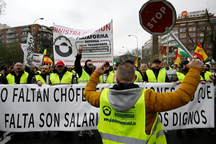 Caminhoneiros: Uma imagem da manifestação de transportadores em greve realizada em 25 de março de 2022 em Madri (AFP/AFP)