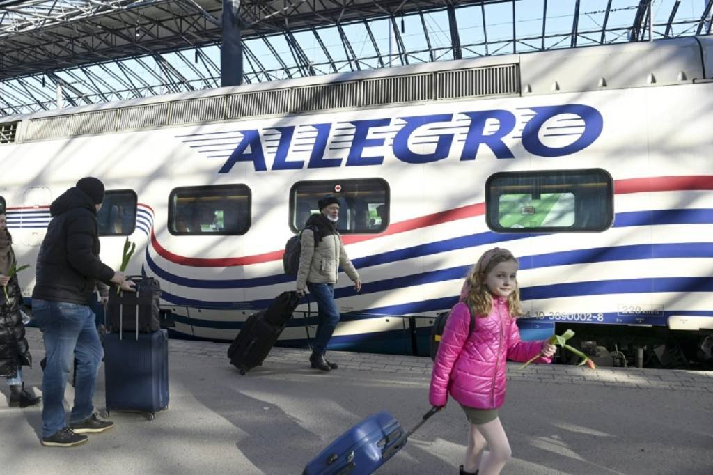 O trem expresso Allegro, duas vezes ao dia, de São Petersburgo a Helsinque, está lotado de russos e finlandeses ansiosos para sair (AFP/AFP)