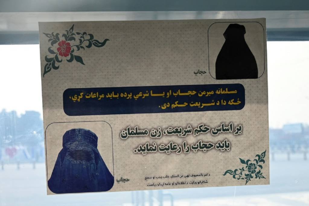 Talibã proíbe mulheres de viajar de avião sem parente masculino
