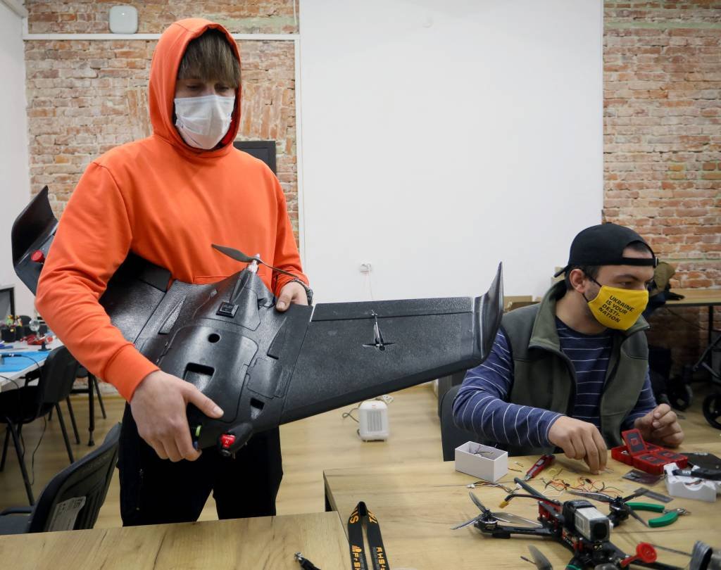 Conheça o coletivo que fabrica drones sob medida na Ucrânia