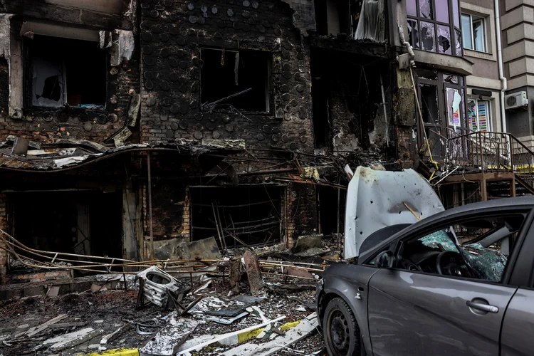 Um prédio destruído em Bucha, a noroeste de Kiev, onde o prefeito da cidade disse que ao menos 280 pessoas foram enterradas em uma vala comum e há cadáveres espalhados pela cidade (Ronaldo Schemidt/AFP)