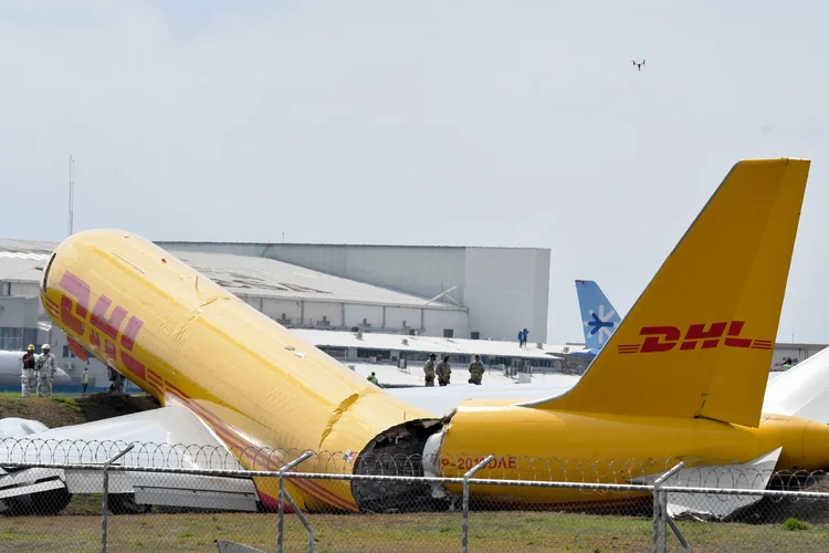 Avião de carga da DHL é visto após pouso de emergência no aeroporto internacional Juan Santa Maria devido a um problema mecânico, em Alajuela, Costa Rica (Ezequiel Becerra/AFP)