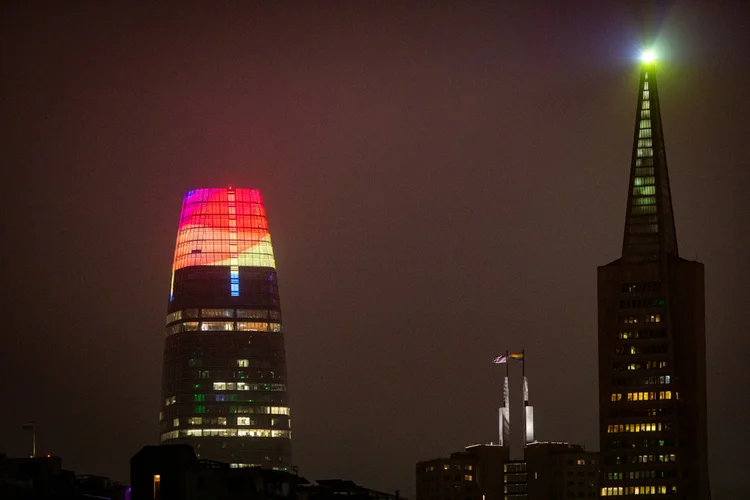 Todas as cores: sede da Salesforce, em São Francisco (EUA), exibe tons que representam a comunidade LGBTQIA+ em celebração à Parada do Orgulho (Salesforce/Divulgação)