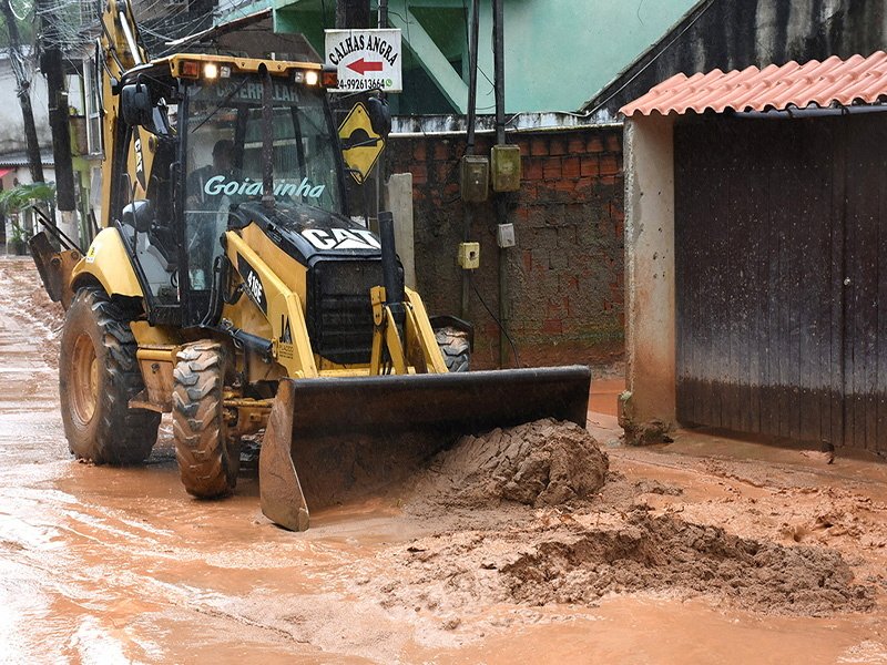 Escavadeira remove lama de Angra dos Reis (Reuters/Prefeitura de Angra dos Reis)