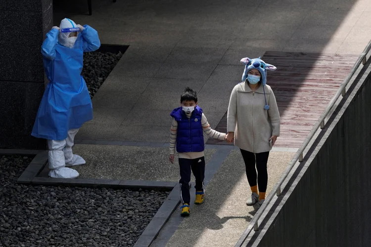 Moradores se direcionam a local de teste da Covid-19 em área residencial de Xangai 
04/04/2022
 (Aly Song/Reuters)