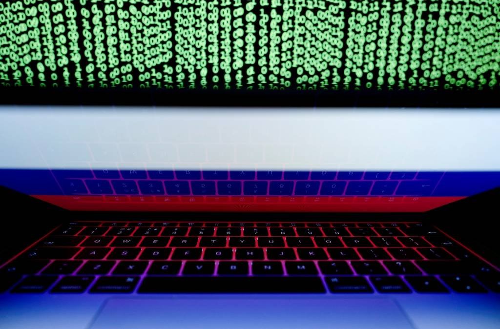 FBI diz que interrompeu comunicação de hackers com militares russos