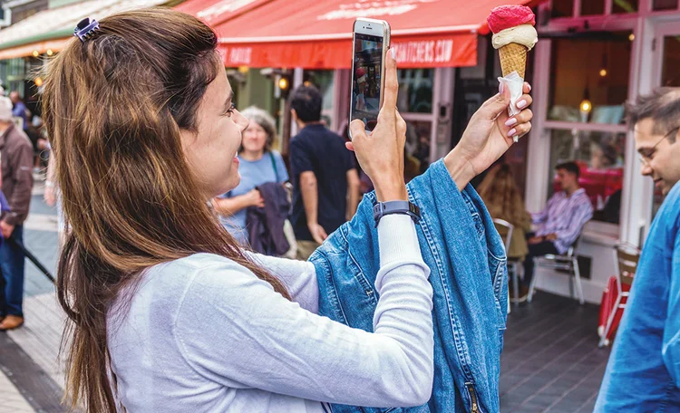 Influenciadores digitais: brasileiros gastam 3 horas e 42 minutos por dia nas redes sociais, o que faz o Brasil o 3º país que mais utiliza redes sociais do mundo - somente atrás da Filipinas e Colômbia (Jeffrey Greenberg/Getty Images)