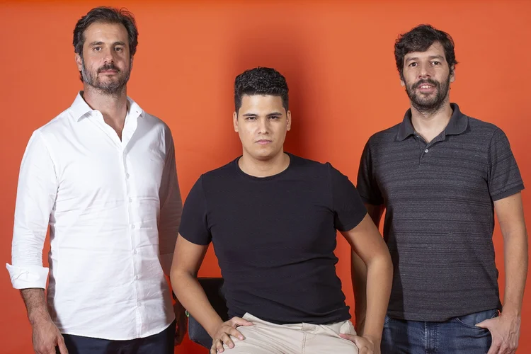 Beto Dantas, COO do Pravaler; Matheus Pessanha, fundador da Jobis, e Rafael Baddini, CPO do Pravaler: empresa terá Tinder de empregos (Cláudio Gatti/ Pravaler/Divulgação)