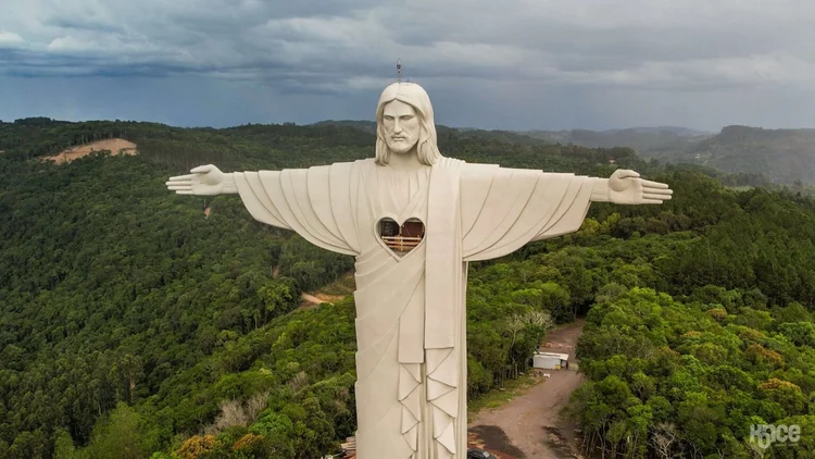 Cristo: A imagem começou a ser construída em julho de 2019, antes da pandemia, no topo do Morro das Antenas, e fica 400 metros acima do nível do mar (Cristo Protetor/Divulgação)