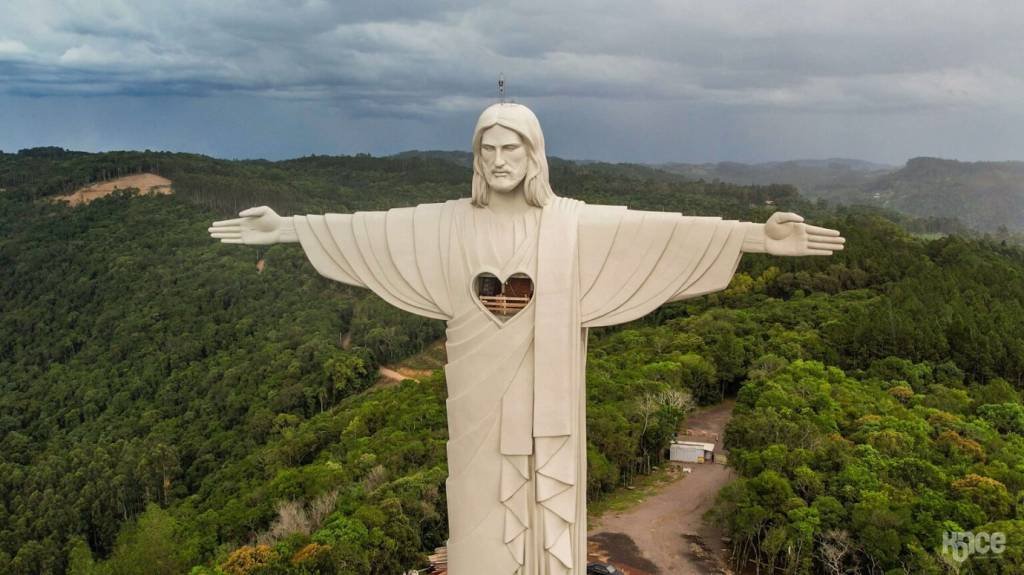 Cristo: A imagem começou a ser construída em julho de 2019, antes da pandemia, no topo do Morro das Antenas, e fica 400 metros acima do nível do mar (Divulgação/Cristo Protetor)