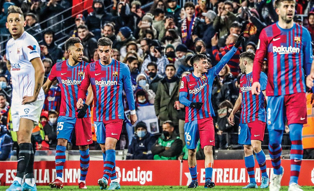 Jogadores do Barcelona durante partida: clube enfrenta dificuldades financeiras (Joan Valls/Urbanandsport/NurPhoto/Getty Images)