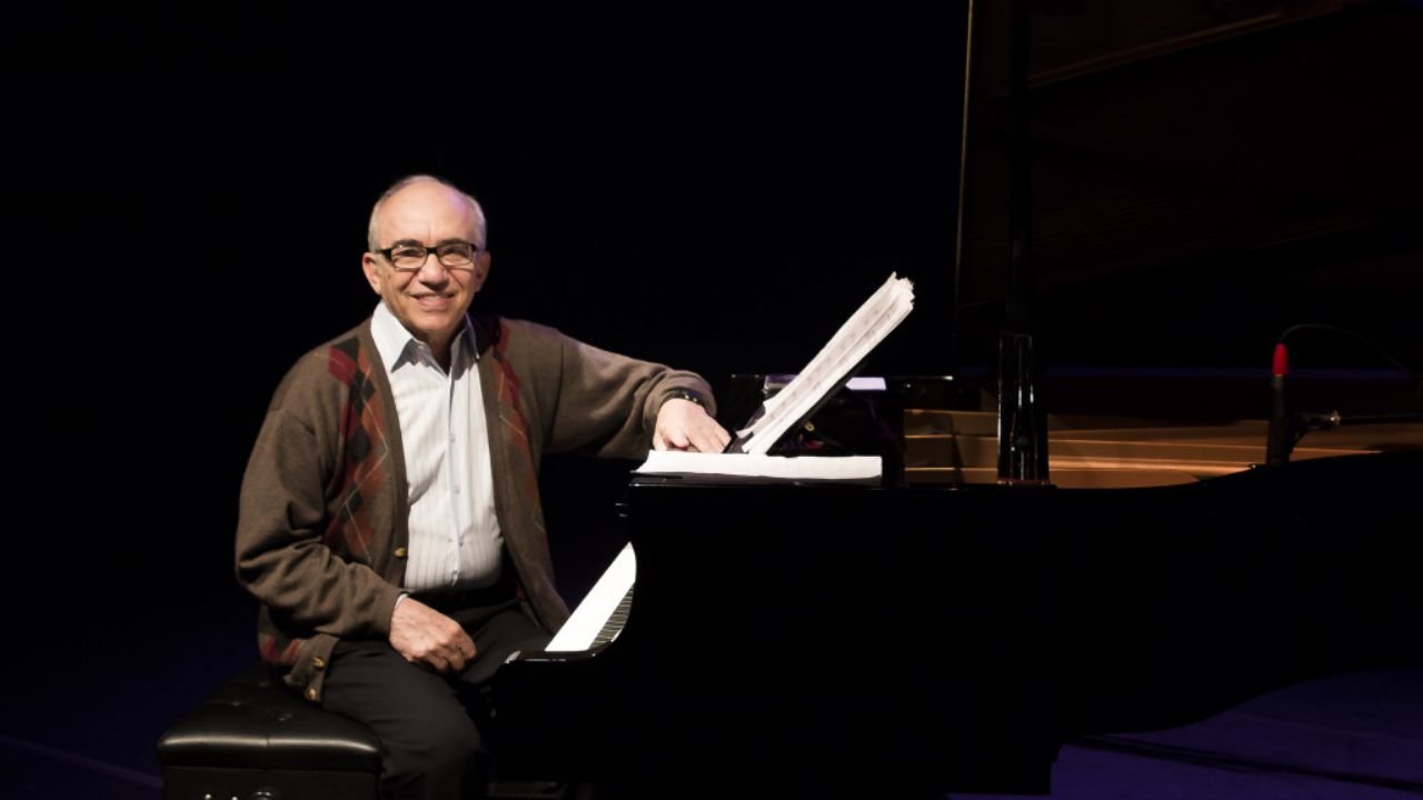 Pianista Amilton Godoy em apresentação gratuita no Teatro Sérgio Cardoso