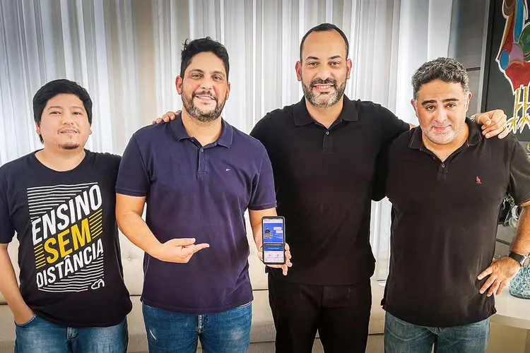 Gabriel Tatibana, o cantor Jorge Barcelos, Marcus Lemos e Leandro Maldonado, sócios da Nubbi: mais de 300 novos cursos online e profissionalizantes (Divulgação/Divulgação)