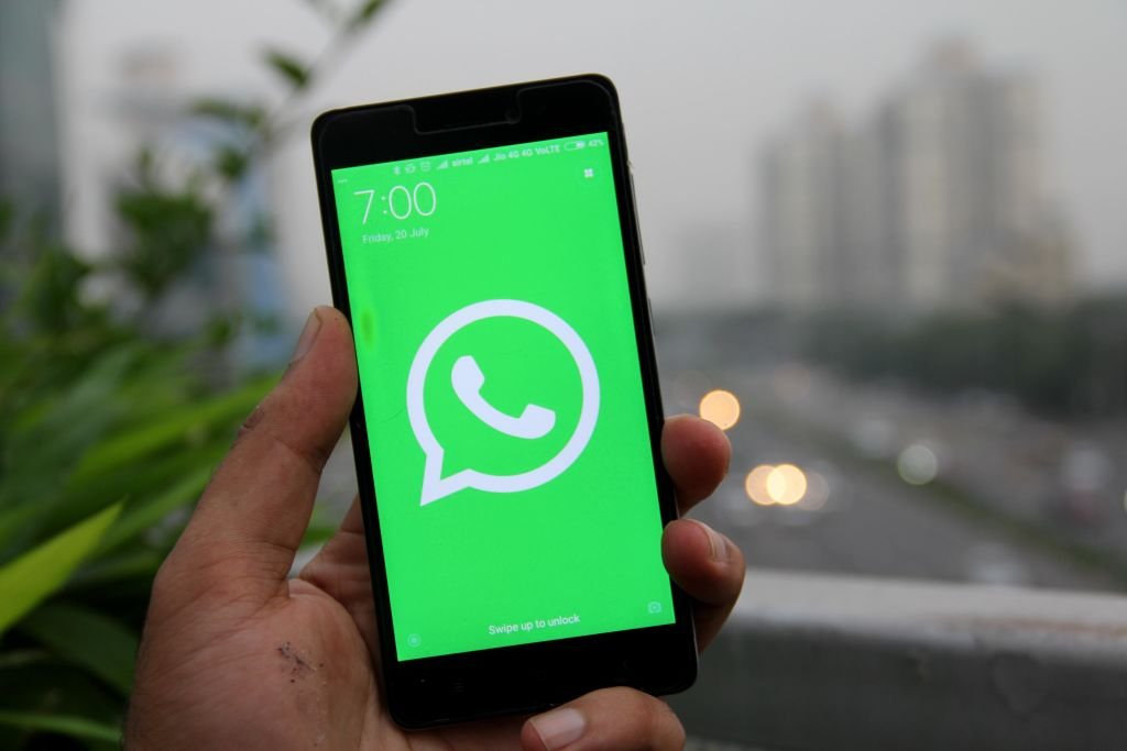 Logo do WhatsApp em celular (Nasir Kachroo/NurPhoto/Getty Images)
