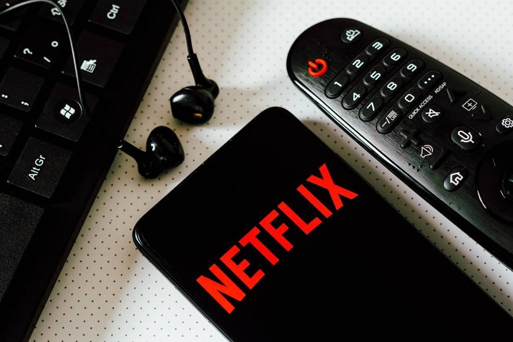 Controle de senhas, games e propaganda: como a Netflix (NFLX34) quer superar a crise