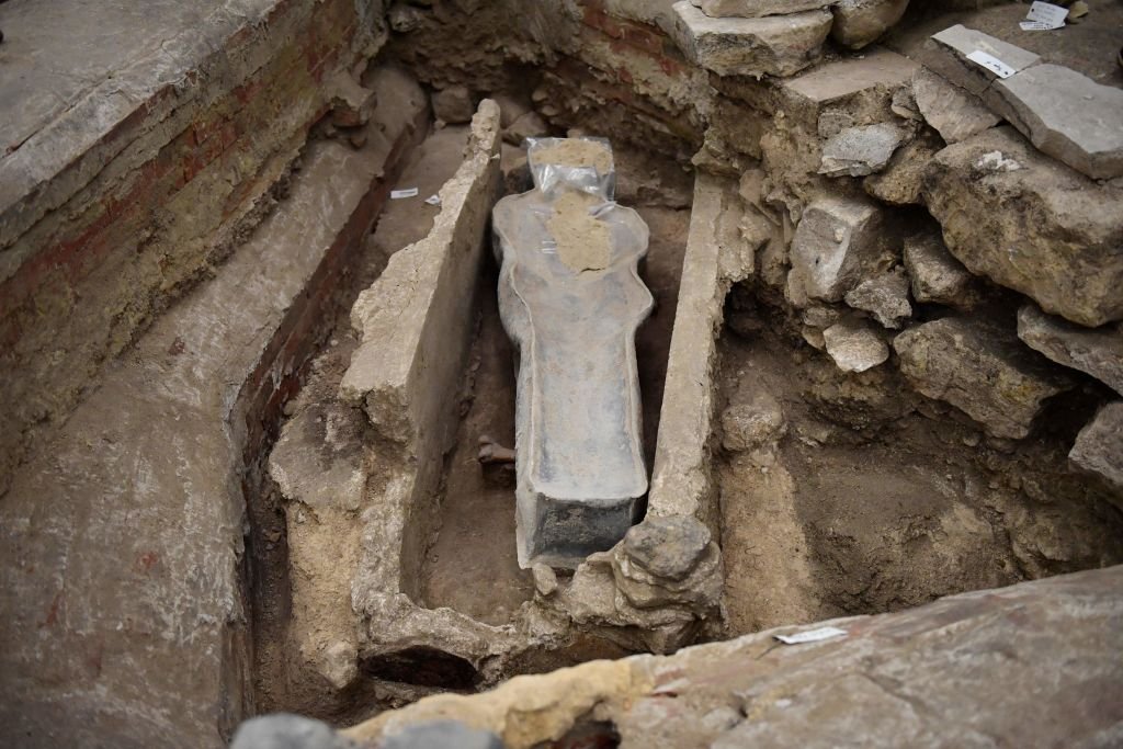 Tumbas e sarcófagos são descobertos sob a Catedral de Notre-Dame, em Paris