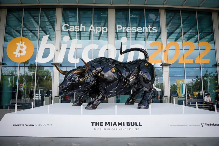 "Touro do bitcoin" foi inaugurado durante o evento (Eva Marie Uzcategui/Bloomberg/Getty Images)